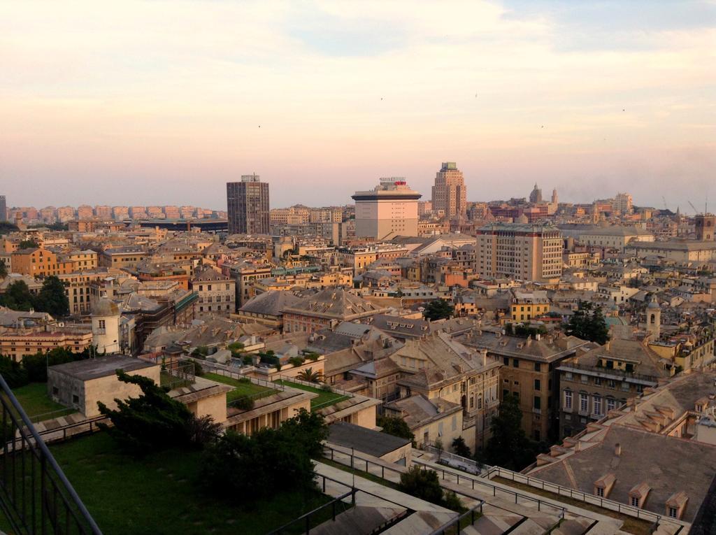 Appartamento In Centro Zona Fiera,Davanti Al Galliera Genoa Bagian luar foto